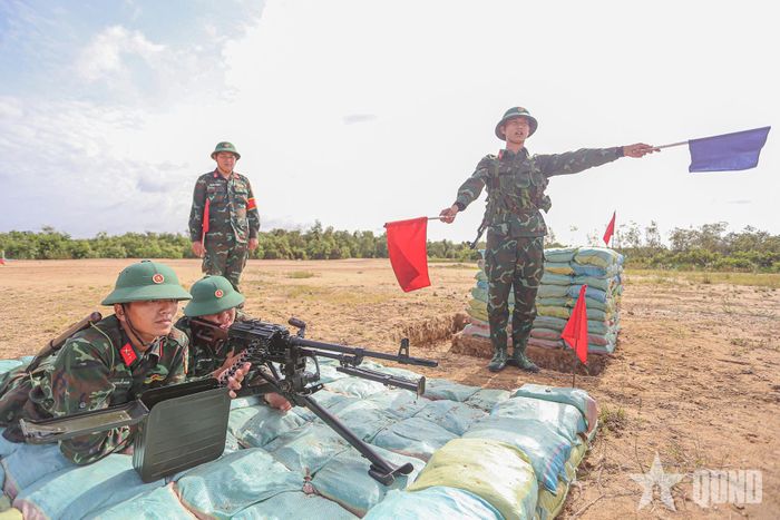 Khẩu đội đại liên thực hành bài huấn luyện trên thao trường.