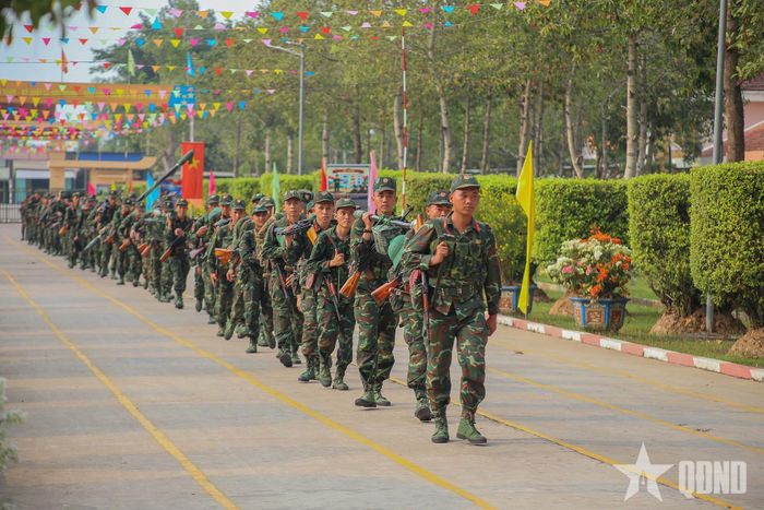 Hành quân rèn luyện, nâng cao sức bền cho bộ đội. 