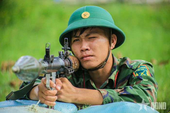 Xạ thủ B41 bình tĩnh lấy đường ngắm, sẵn sàng khai hỏa.