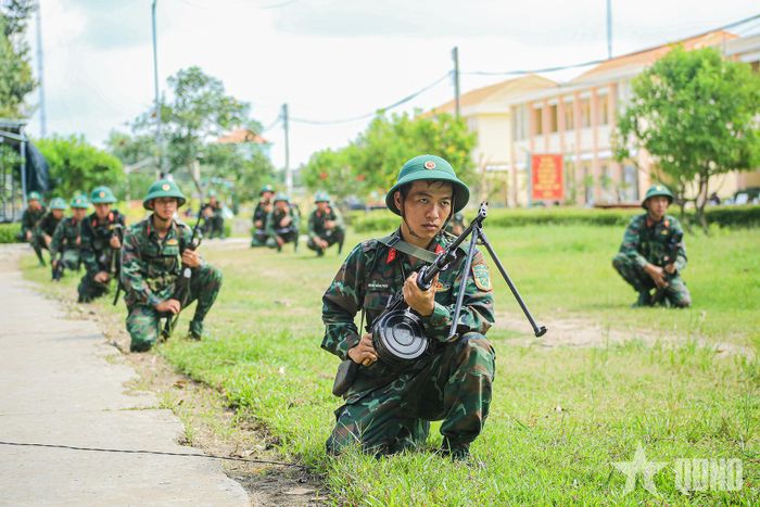 Cán bộ, chiến sĩ luyện tập xử trí các tình huống chiến đấu bảo vệ đơn vị.