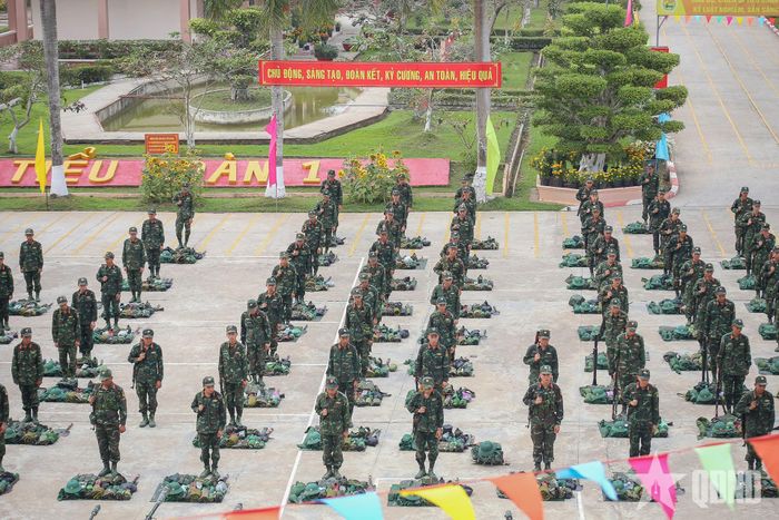 Kiểm tra quân tư trang của chiến sĩ trước khi thực hiện nhiệm vụ trong báo động chuyển trạng thái sẵn sàng chiến đấu.