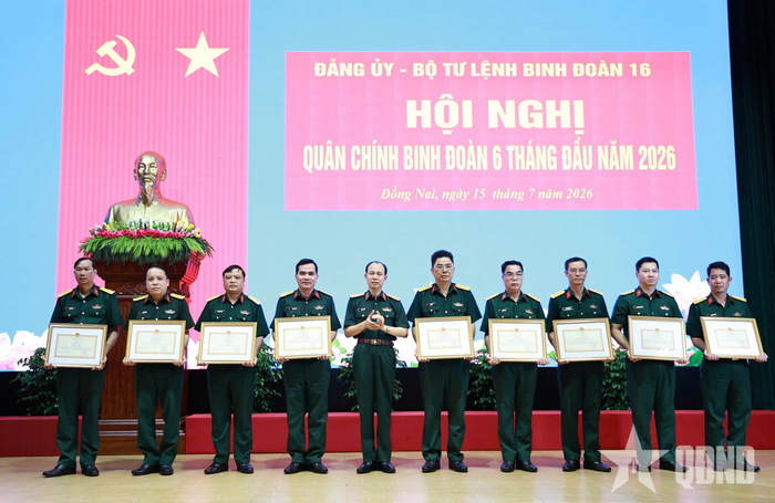 Thiếu tướng Phạm Bá Hiền trao Bằng khen của Bộ Quốc phòng tặng các tập thể có thành tích xuất sắc trong các phong trào thi đua. 