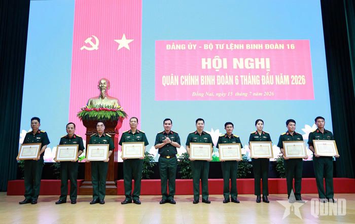  Đại tá Trịnh Phạm Hòa, Bí thư Đảng ủy, Phó tư lệnh Binh đoàn 16 trao Bằng khen của Bộ Quốc phòng tặng các cá nhân có thành tích xuất sắc trong các phong trào thi đua. 