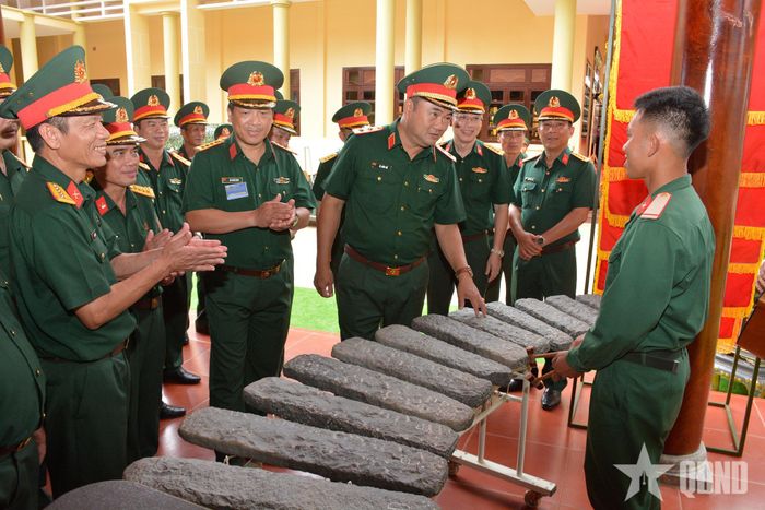  Trung tướng Lê Xuân Thế động viên cán bộ, chiến sĩ Trung đoàn 88. 