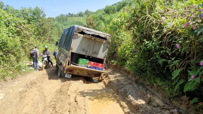 Xe tải chở hàng vào Trà Bui bị mắc lầy không thể di chuyển.