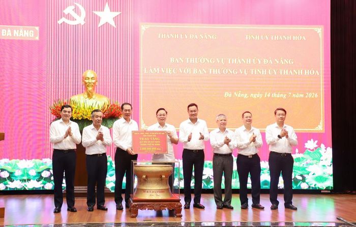 Lãnh đạo tỉnh Thanh Hóa trao tặng Quỹ đền ơn đáp nghĩa thành phố Đà Nẵng 2 tỷ đồng.