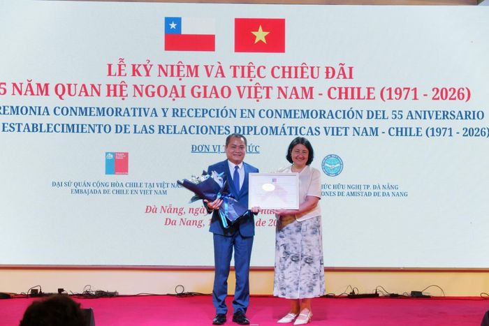 Đại sứ Chile tại Việt Nam trao hoa, Bảng vinh danh những đóng góp của Liên hiệp các tổ chức hữu nghị TP Đà Nẵng trong công tác phát triển mối quan hệ hữu nghị giữa hai quốc gia và trong công tác phối hợp tổ chức chương trình. Ảnh: P.T