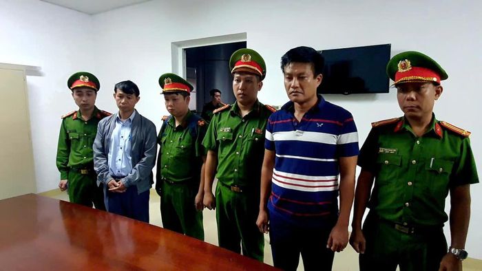 2 cựu trưởng khoa Nguyễn Ngọc Hoàng và Bùi Ngọc Đức thời điểm bị cơ quan Công an bắt giữ. Ảnh: BCA