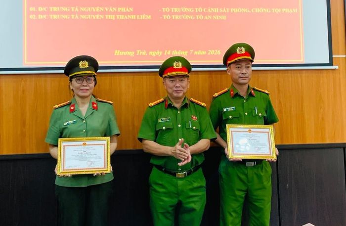 Đại tá Nguyễn Văn Tăng trao Giấy khen của Giám đốc Công an thành phố cho các cá nhân.