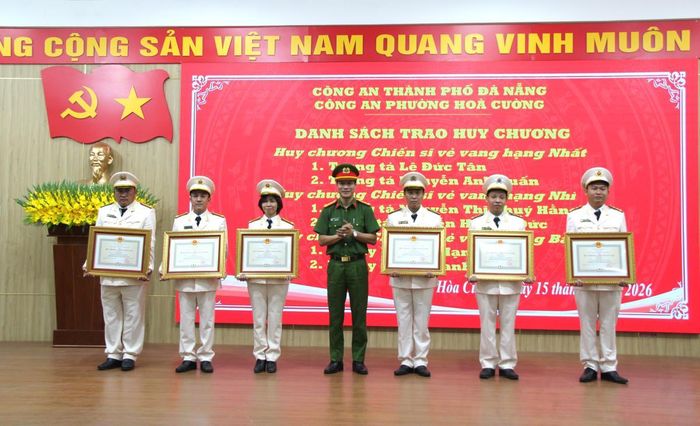 Đại tá Trần Minh Nguyên trao tặng Huy chương Chiến sĩ vẻ vang của Chủ tịch nước cho các cá nhân thuộc Công an phường Hòa Cường