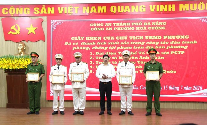 Lãnh đạo UBND phường Hòa Cường trao tặng Giấy khen cho các cá nhân có tành tích xuất sắc