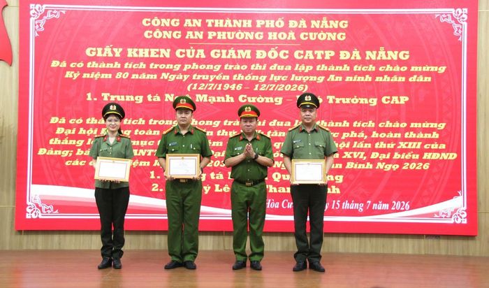 Lãnh đạo Công an phường trao Giấy khen cho các cá nhân có thành tích xuất sắc trong công tác chuyên môn