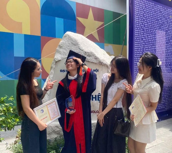 Hải Anh chia sẻ niềm vui trong ngày lễ tốt nghiệp cùng bạn bè.
