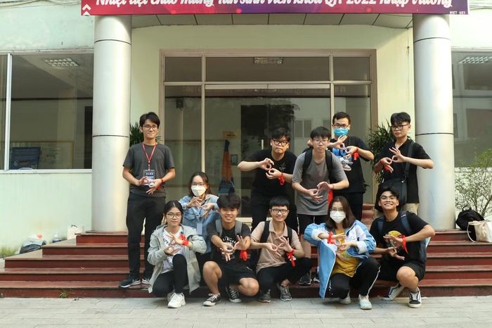 Hải Anh (hàng đầu, ngoài cùng bên trái) hòa nhập nhanh chóng và tham gia phong trào của Khoa CNTT ngay từ năm thứ nhất.