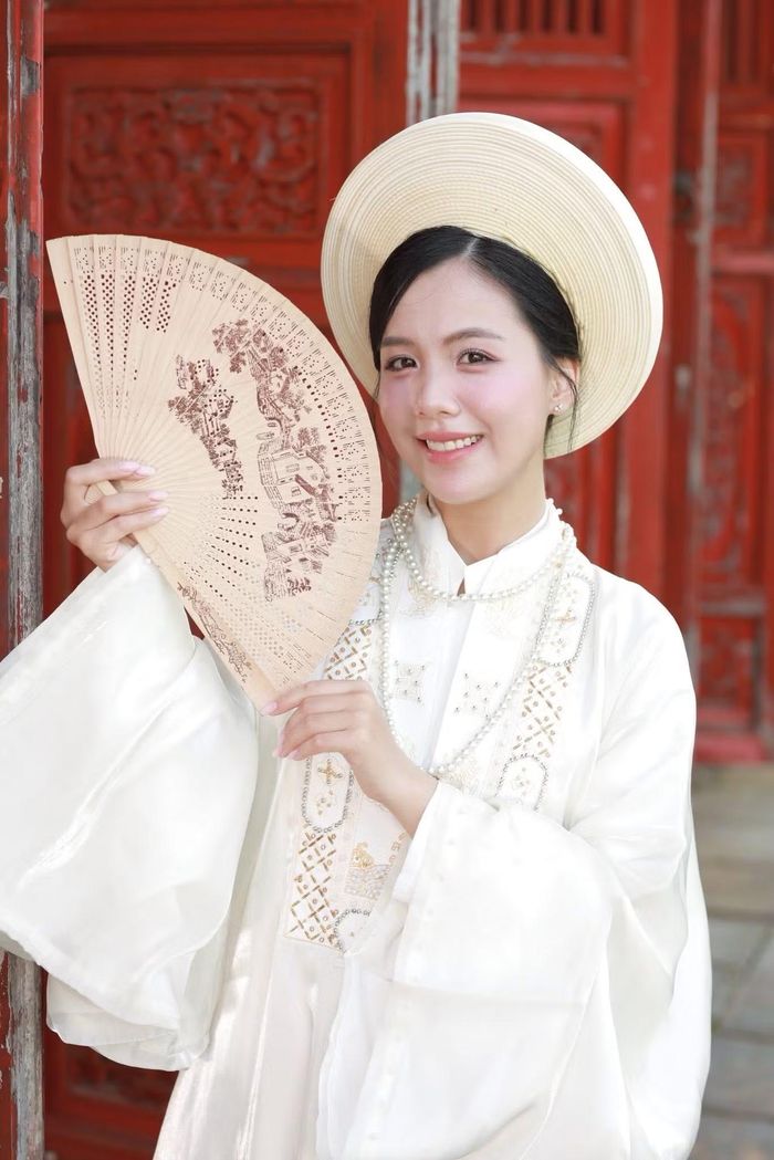 Cũng như mỗi hành trình, mỗi bước chân đi không chỉ làm giàu thêm vốn sống của bản thân Chi, mà còn là cơ hội để cô tôn vinh và lan tỏa những giá trị bản địa vô giá.