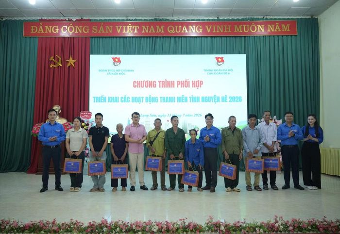 Trao tặng 10 suất quà tới các gia đình chính sách tại Hội trường Đảng ủy xã Kiên Mộc.