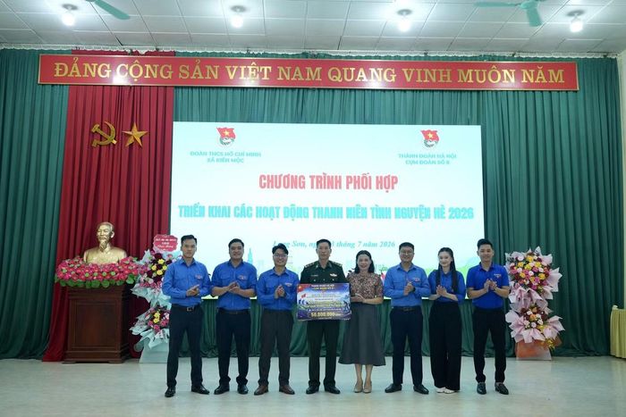 Trao tặng 50 triệu đồng vào công trình thanh niên “Thắp sáng đường tuần tra biên giới”.