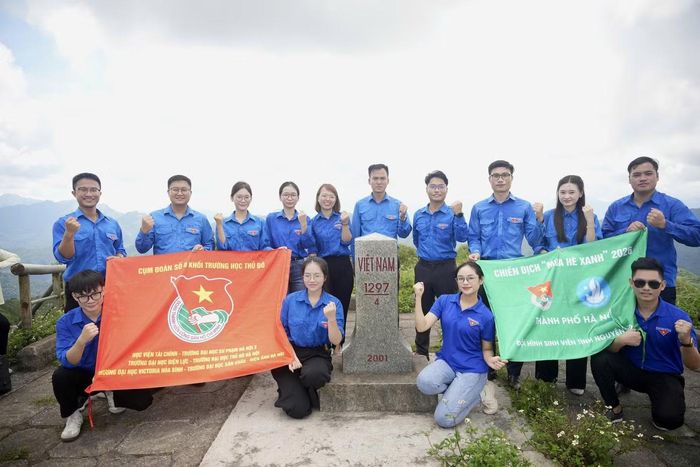 Đoàn tham quan Cột mốc 1297.