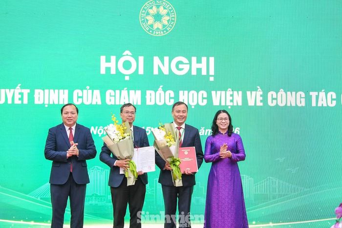 GS. TS Nguyễn Thị Lan trao quyết định bổ nhiệm cấp Học viện.