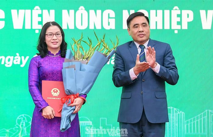 Thứ trưởng Bộ Nông nghiệp và Môi trường Nguyễn Quốc Trị trao quyết định bổ nhiệm Giám đốc Học viện Nông nghiệp Việt Nam.