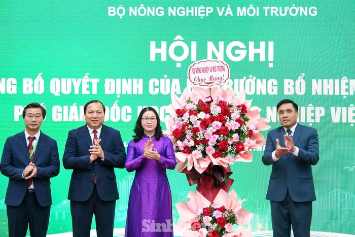 Lãnh đạo Bộ Nông nghiệp và Môi trường tặng hoa chúc mừng Ban Giám đốc Học viện Nông nghiệp Việt Nam.