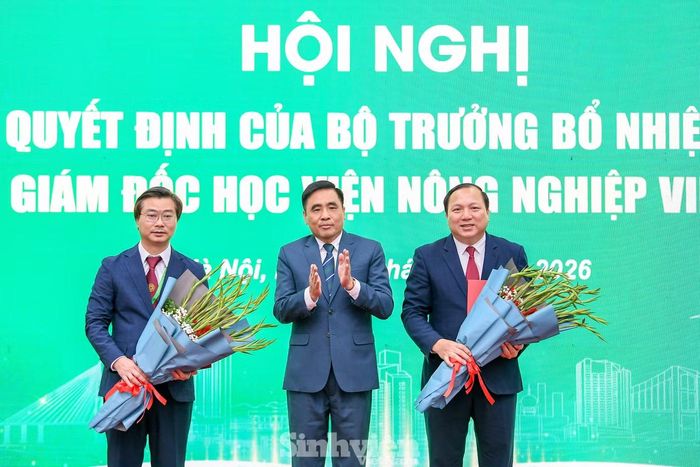 Thứ trưởng Bộ Nông nghiệp và Môi trường Nguyễn Quốc Trị trao quyết định bổ nhiệm Phó Giám đốc Học viện Nông nghiệp Việt Nam.