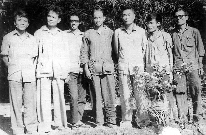 Đồng chí Trần Bạch Đằng cùng các văn nghệ sĩ ở chiến khu, năm 1973. Ảnh: TƯ LIỆU