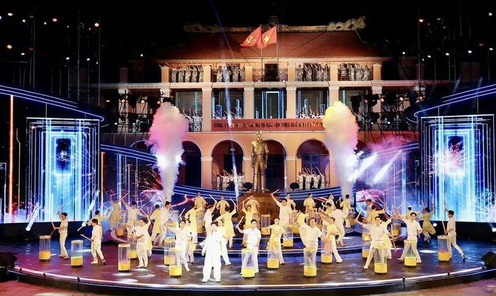 Một chương trình nghệ thuật dân tộc ngoài trời tại TPHCM. Ảnh: DŨNG PHƯƠNG