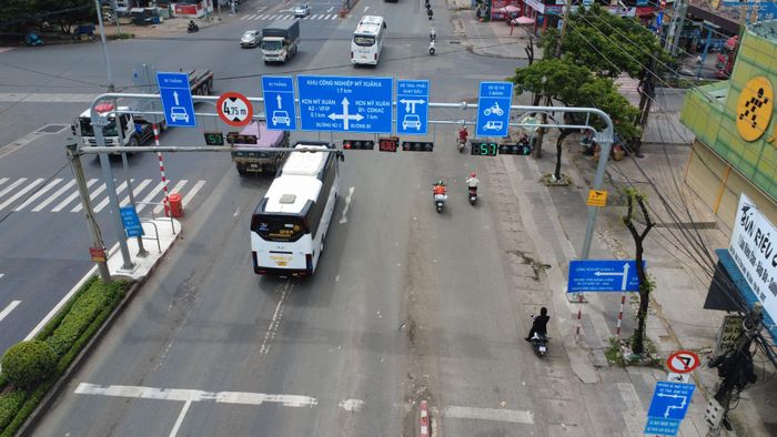  TPHCM phân làn ô tô rẽ trái, rẽ phải hoặc quay đầu phải đi vào làn thứ ba, sát làn xe máy. Ảnh: NÔNG NGÂN 