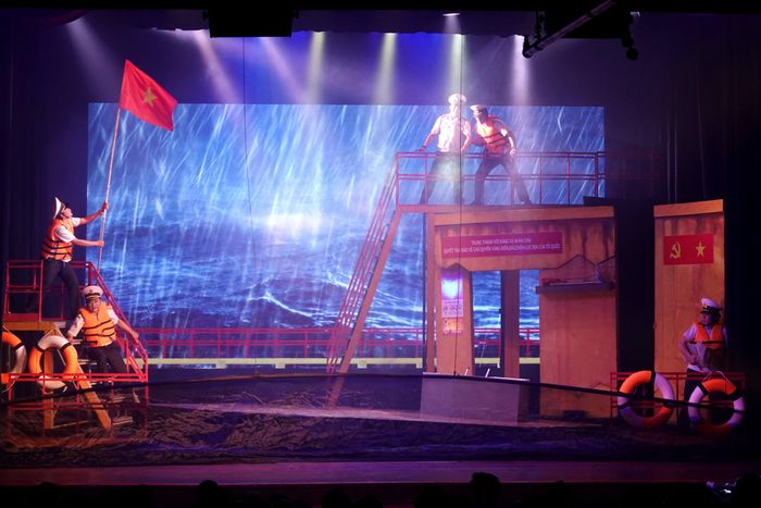 Giông bão ngoài biển khơi tạo ra áp lực sinh tồn khắc nghiệt đối với những người lính Hải quân đang bám trụ ở các Nhà giàn. Ảnh: THÚY BÌNH