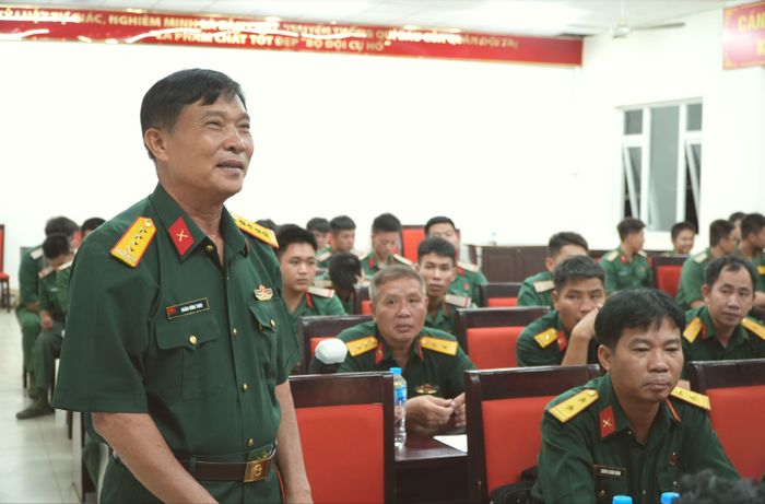 Đại tá Đoàn Đình Tinh, Đội trưởng Đội K70, chia sẻ tại hội nghị