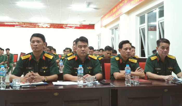 Cán bộ, chiến sĩ tham dự hội nghị