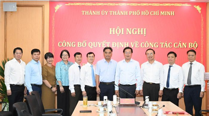  Đồng chí Lê Quốc Phong, đồng chí Nguyễn Lộc Hà và đại diện lãnh đạo các cơ quan, đơn vị chúc mừng các đồng chí nhận nhiệm vụ mới. Ảnh: VIỆT DŨNG 