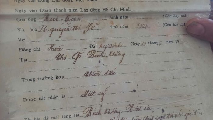 Giấy báo tử ghi tên liệt sĩ Bùi Hòa và những thông tin về phần mộ. Ảnh: NGUYỄN TRANG