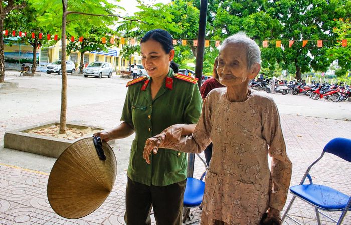 Một cụ bà đến lấy mẫu sinh phẩm để giám định ADN. Ảnh: NGUYỄN TRANG