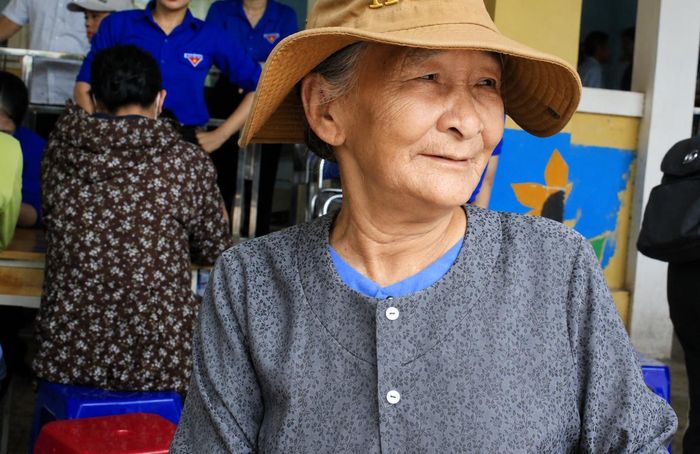 Bà Búp đi tìm em gái liệt sĩ của mình. Ảnh: NGUYỄN TRANG