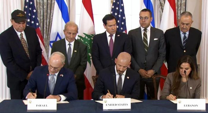 Israel và Lebanon ký thỏa thuận khung về việc rút một phần quân đội Israel khỏi miền Nam Lebanon tại Rome, hôm 26-6. Ảnh: Times of Israel
