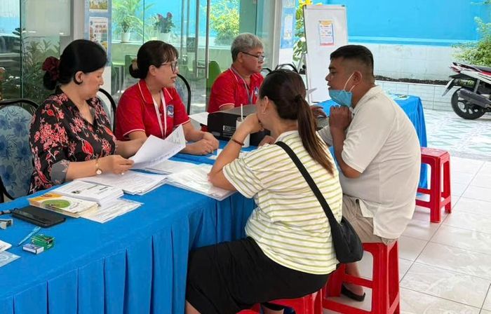 Phụ huynh nộp hồ sơ nhập học tại Trường Tiểu học Trần Khánh Dư (phường Tân Định) ngày 14-7