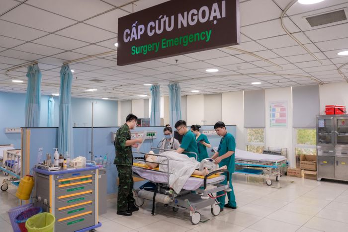 Người bệnh đang được điều trị tích cực tại Bệnh viện Quân Y 175 (Ảnh: TRẦN CHÍNH)