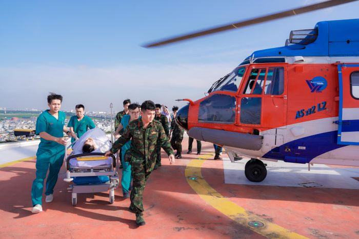 Trực thăng vận chuyển người bệnh từ đặc khu Trường Sa về đất liền điều trị (Ảnh: TRẦN CHÍNH)