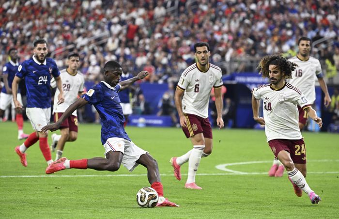 Dembele nỗ lực tìm cách xuyên qua hàng phòng ngự kín kẽ của Tây Ban Nha. Ảnh: THX