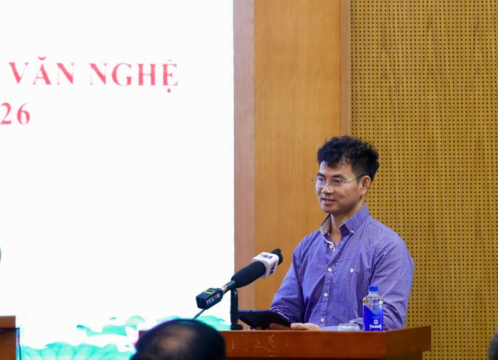 NSND Xuân Bắc, Cục trưởng Cục Nghệ thuật biểu diễn phát biểu tại hội nghị. Ảnh: HOA NGUYỄN
