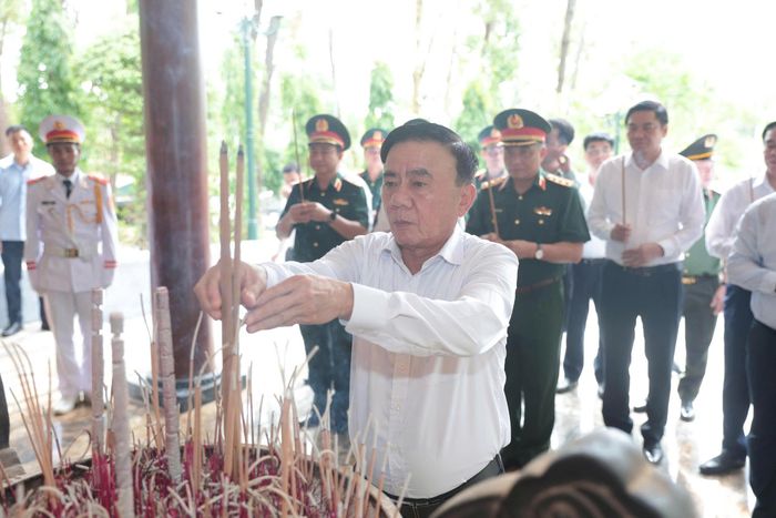 Thường trực Ban Bí thư Trần Cẩm Tú thành kính dâng hương tại Ngã ba Đồng Lộc