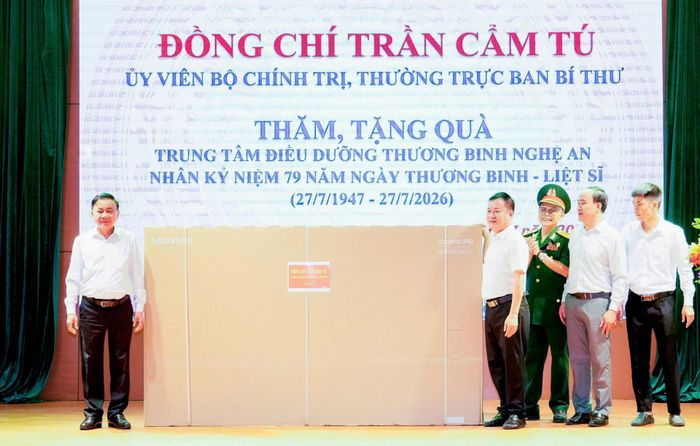 Thường trực Ban Bí thư Trần Cẩm Tú trao quà cho Trung tâm Điều dưỡng Thương binh Nghệ An