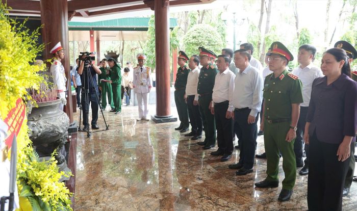 Thường trực Ban Bí thư Trần Cẩm Tú và đoàn công tác tưởng niệm các anh hùng, liệt sĩ tại Ngã ba Đồng Lộc