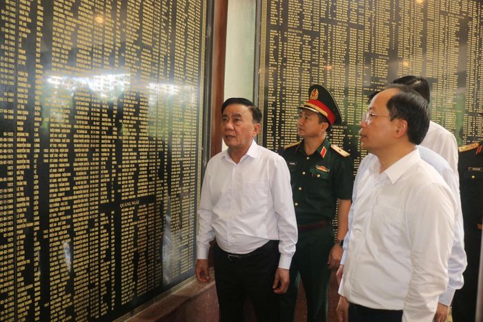 Thường trực Ban Bí thư Trần Cẩm Tú thăm Nhà bia tưởng niệm các liệt sĩ Thanh niên xung phong toàn quốc