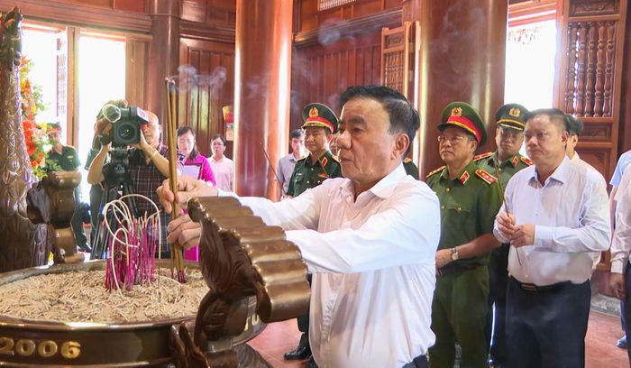 Thường trực Ban Bí thư Trần Cẩm Tú và đoàn công tác dâng hương tưởng niệm Chủ tịch Hồ Chí Minh