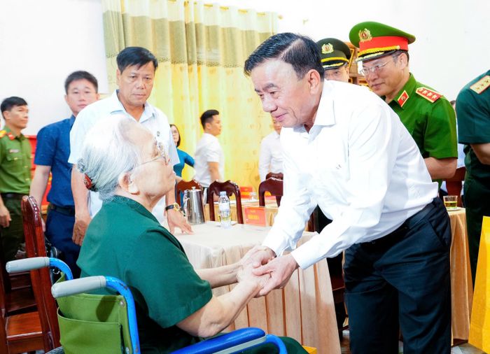 Thường trực Ban Bí thư Trần Cẩm Tú ân cần thăm hỏi sức khỏe, đời sống các thương binh, bệnh binh