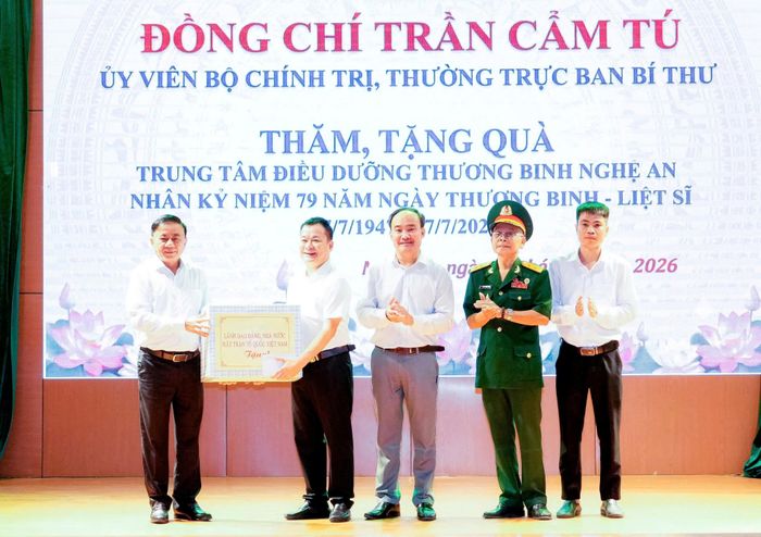 Thường trực Ban Bí thư Trần Cẩm Tú trao quà cho Trung tâm Điều dưỡng Thương binh Nghệ An