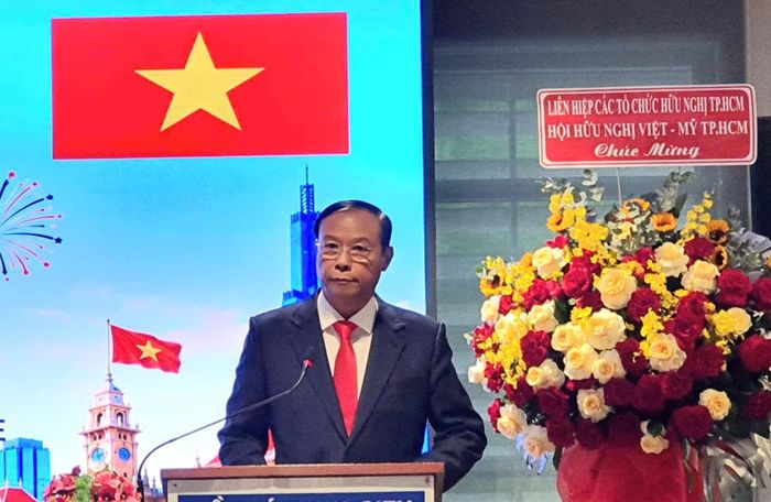 Phó Chủ tịch Thường trực HĐND TPHCM, Chủ tịch Hội Hữu nghị Việt - Mỹ TPHCM Nguyễn Văn Thọ phát biểu chúc mừng tại buổi họp mặt. Ảnh: THỤY VŨ
